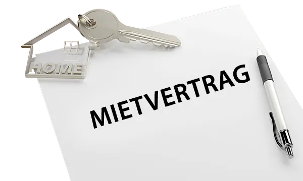Mietvertrag mit Kugelschreiber und Schlüssel